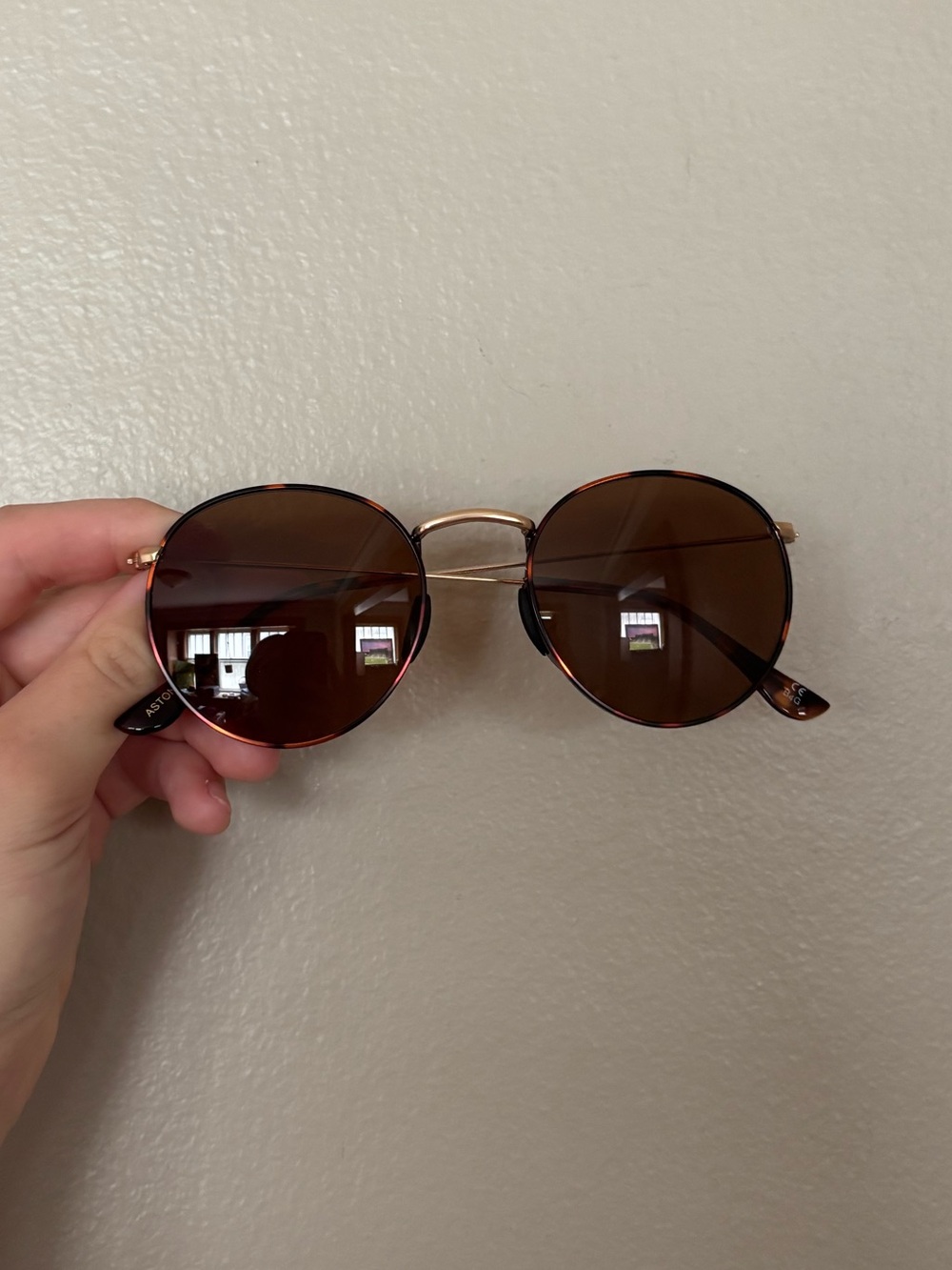 Round Metal Frame Sunglasses - Picture 2 of 3
